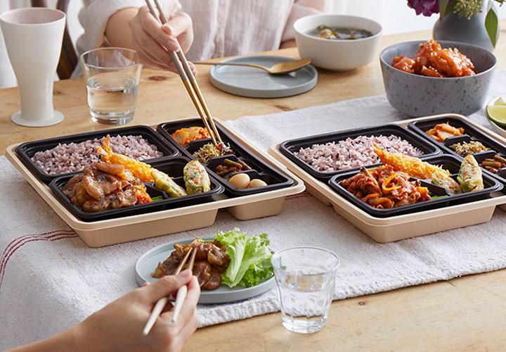 본도시락이 식탁 위에 놓여있는 모습입니다.