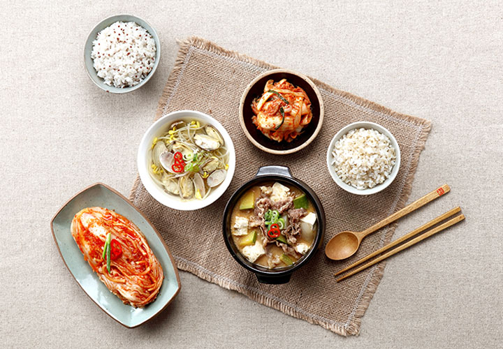 밥과 함께, 된장찌개, 콩나물국, 김치가 놓여있는 모습입니다.
