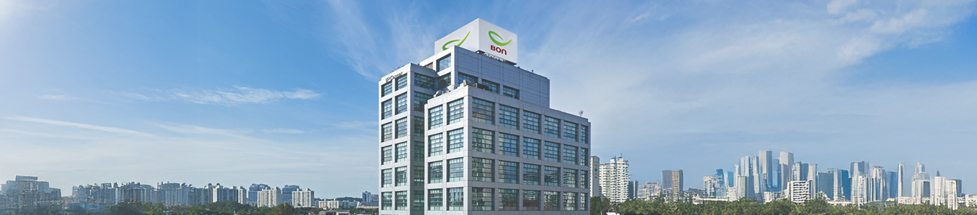 225석의 의자가 설치되어 있는 본아카데미홀 입니다.